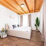 Namaste Homes - Mit Balkon & Carport Apartament *