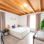 Namaste Homes - Mit Balkon & Carport Apartament